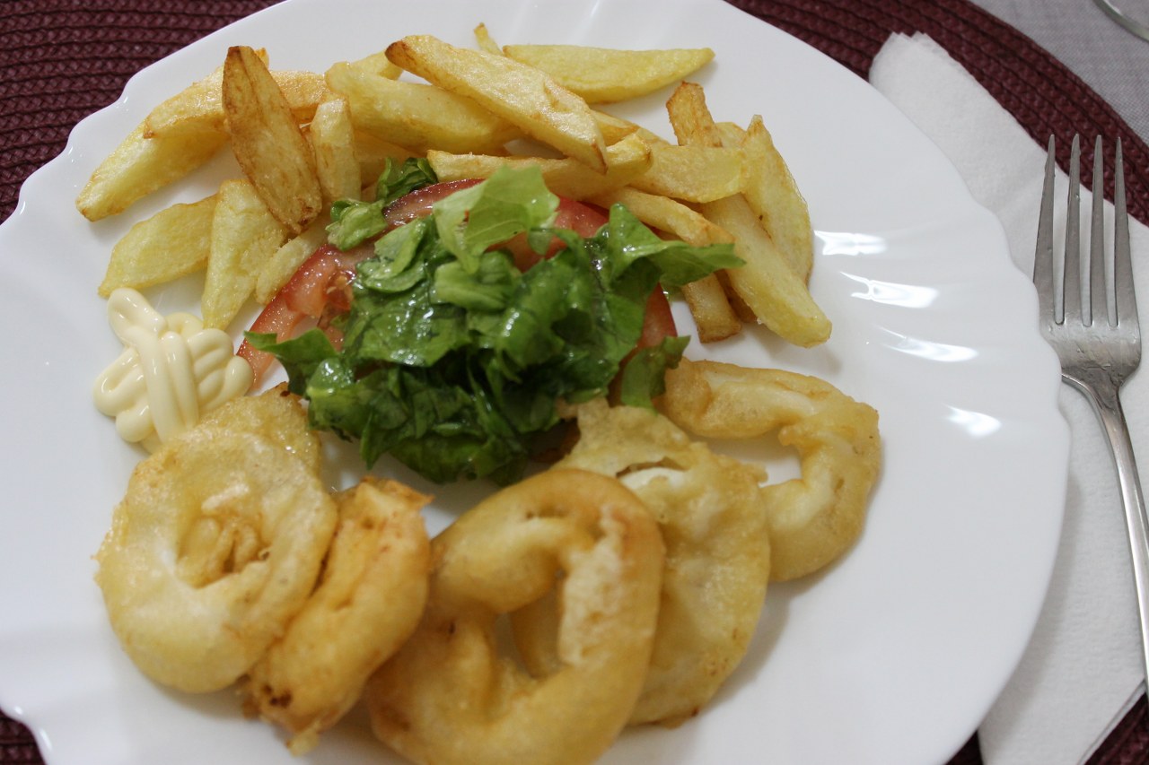 Calamari prajiti in aluat de bere