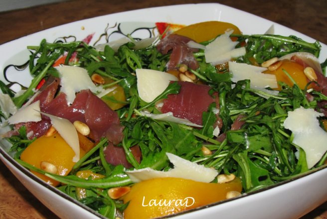 Salata de ruccola cu piersici, prosciutto si Grana Padano