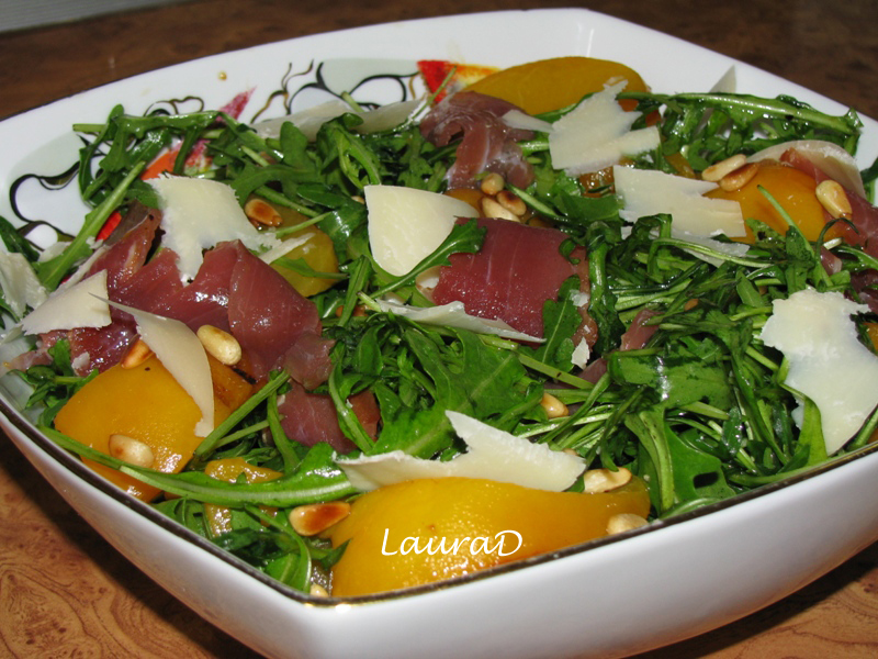 Salata de ruccola cu piersici, prosciutto si Grana Padano