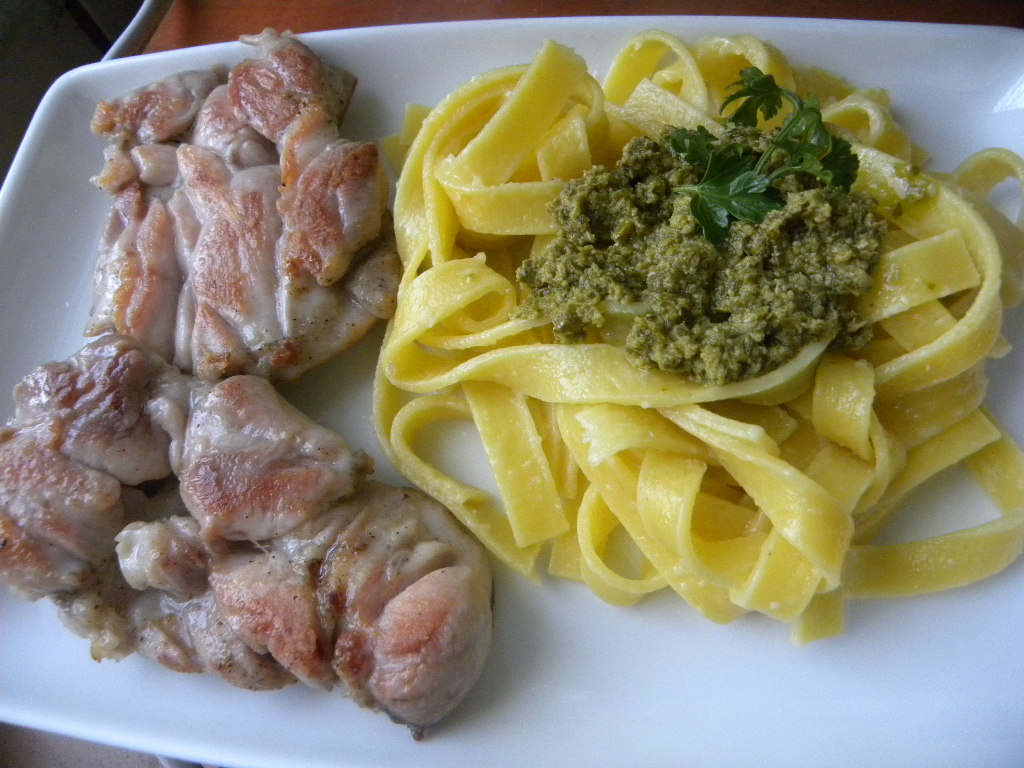 Tagliatelle cu sos pesto si pulpa de pui