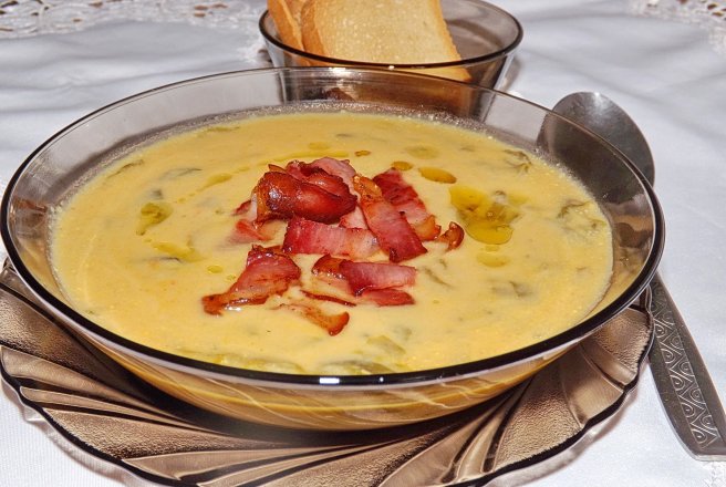 Supa crema de legume cu salata si leurda