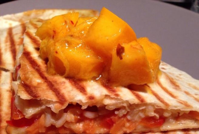 Quesadilla cu somon și mango picant