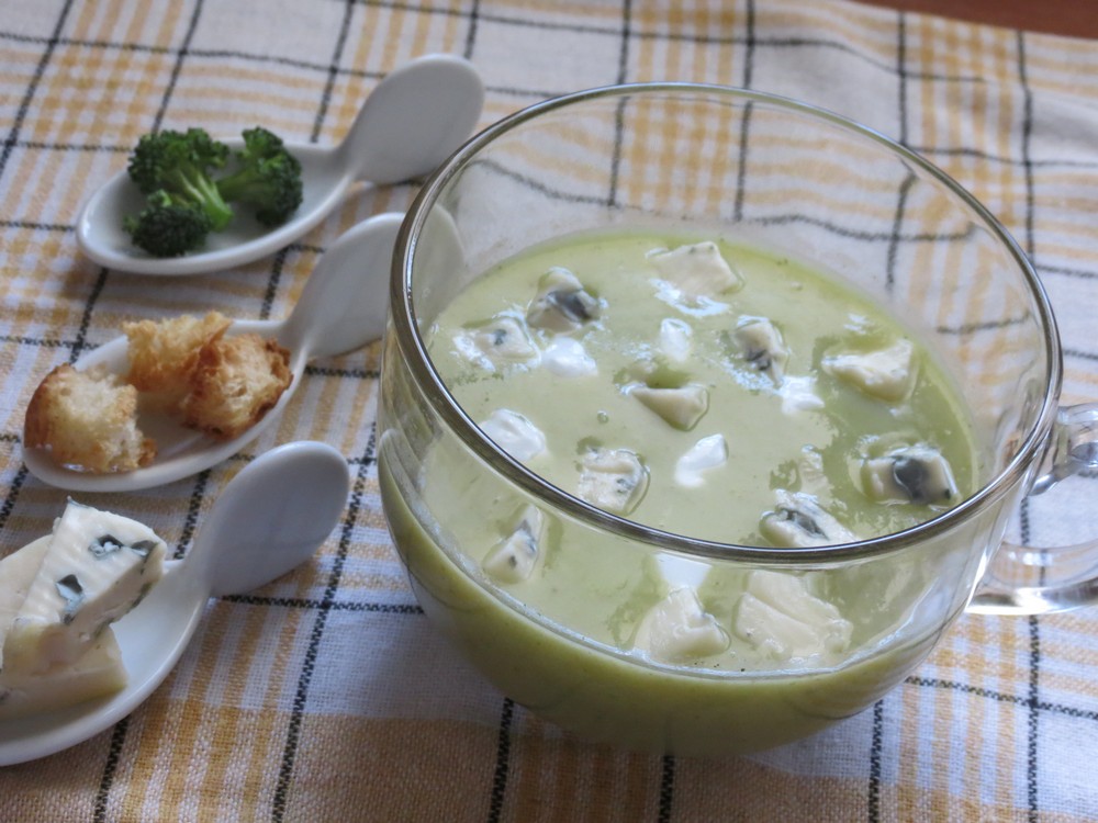 Supa crema de broccoli cu blue cheese