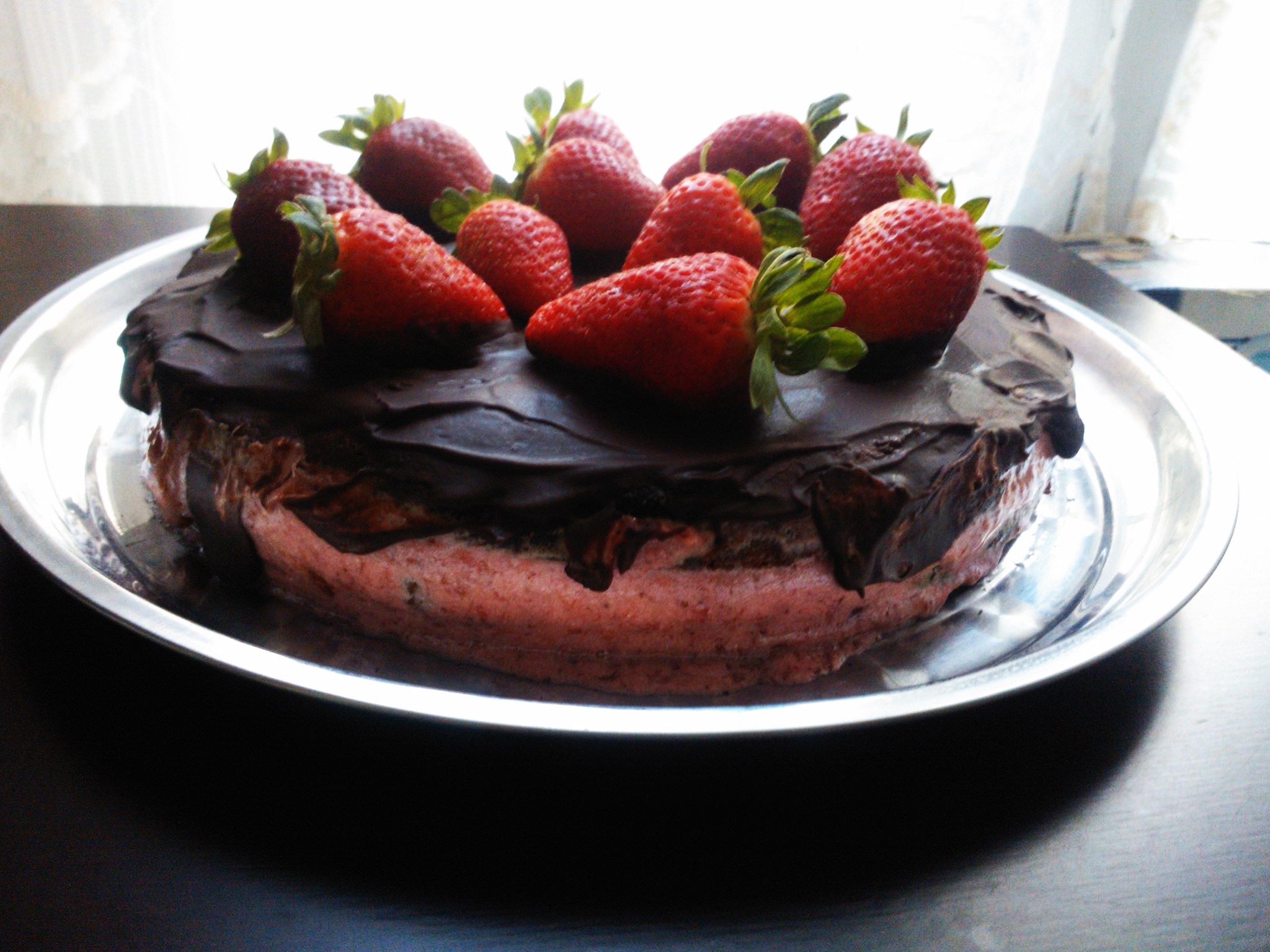 Tort de ciocolata si capsuni