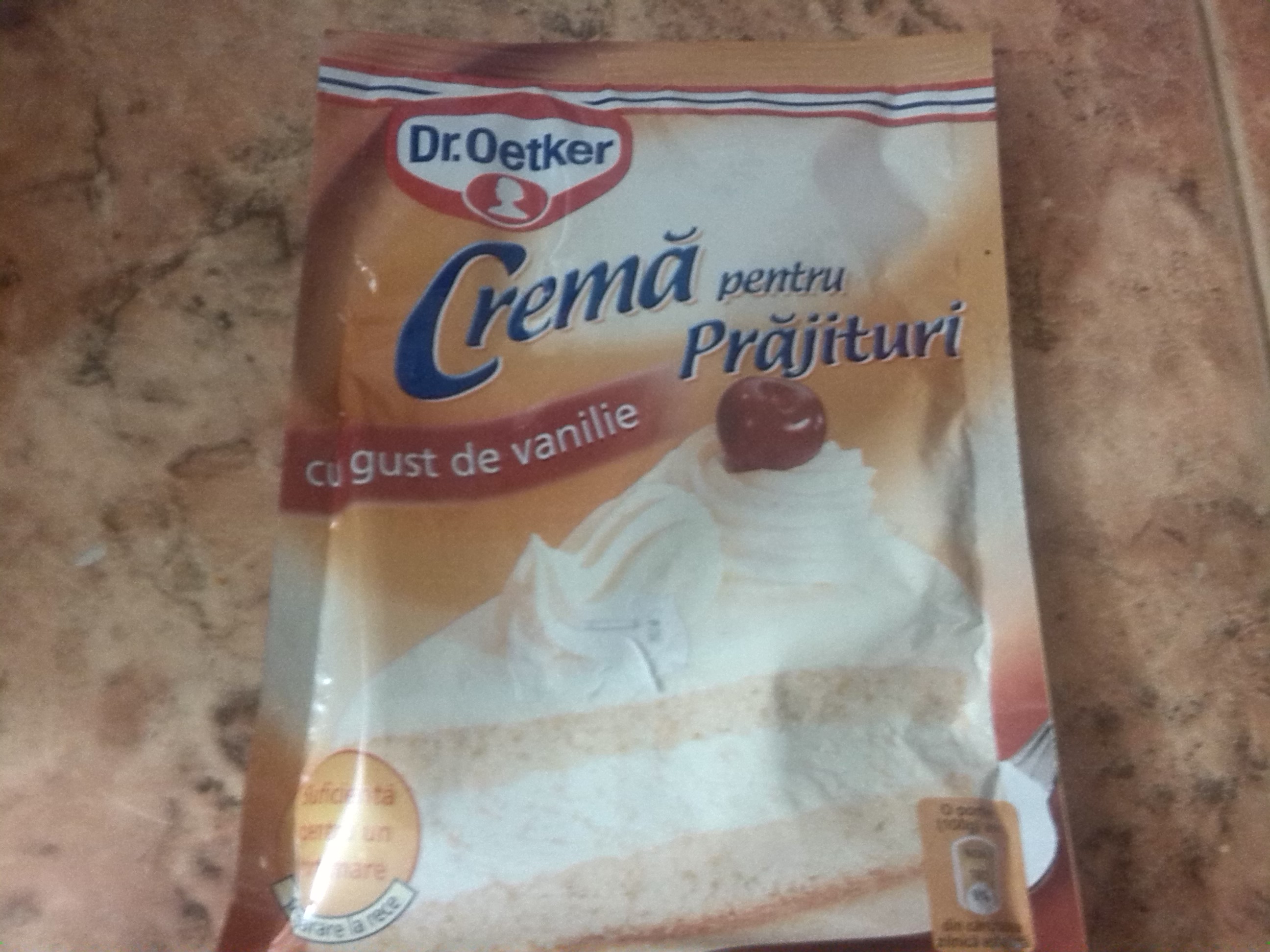 Tort cu crema ole de vanilie si ciocolata