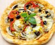 Pizza vegetariana cu blat subtire si crocant-0