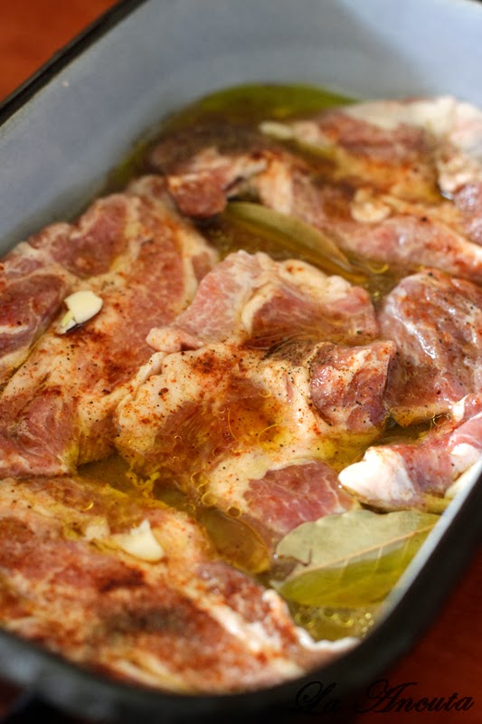 Ceafa de porc su sos de ceapa caramelizata