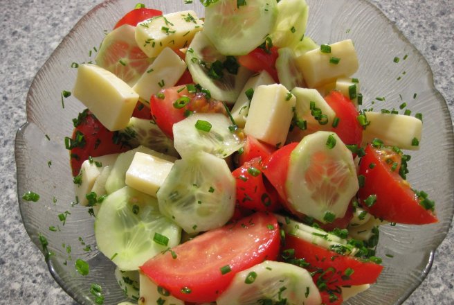 Salata de rosii,castravete si cascaval Delaco.