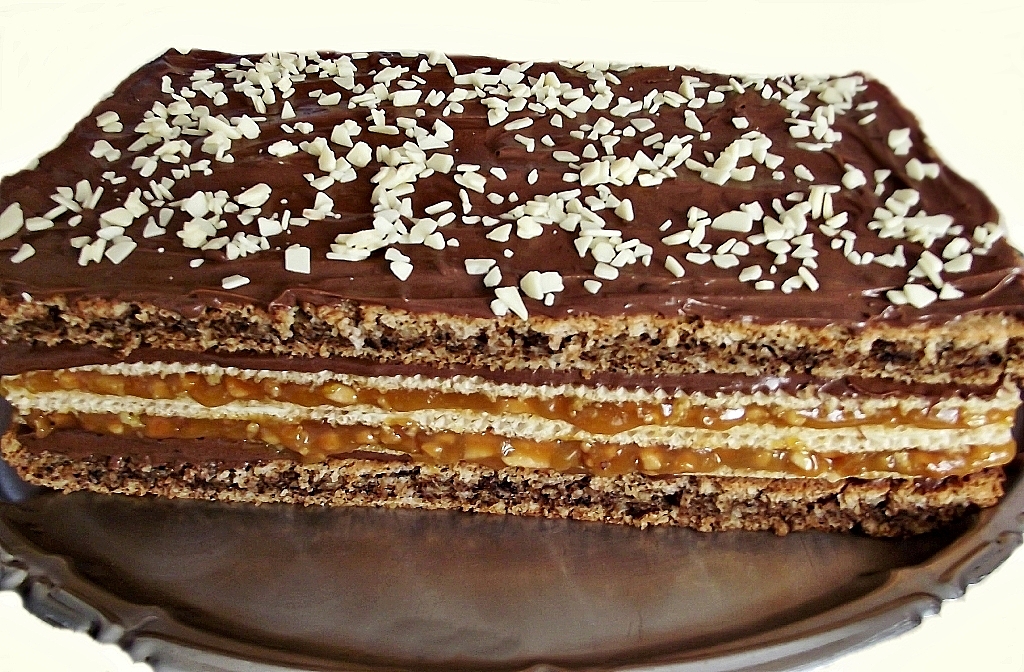 Desert prajitura cu blat de nuca, foi de napolitana si caramel
