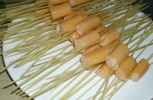 Spaghete cu cremwursti si sos rosu