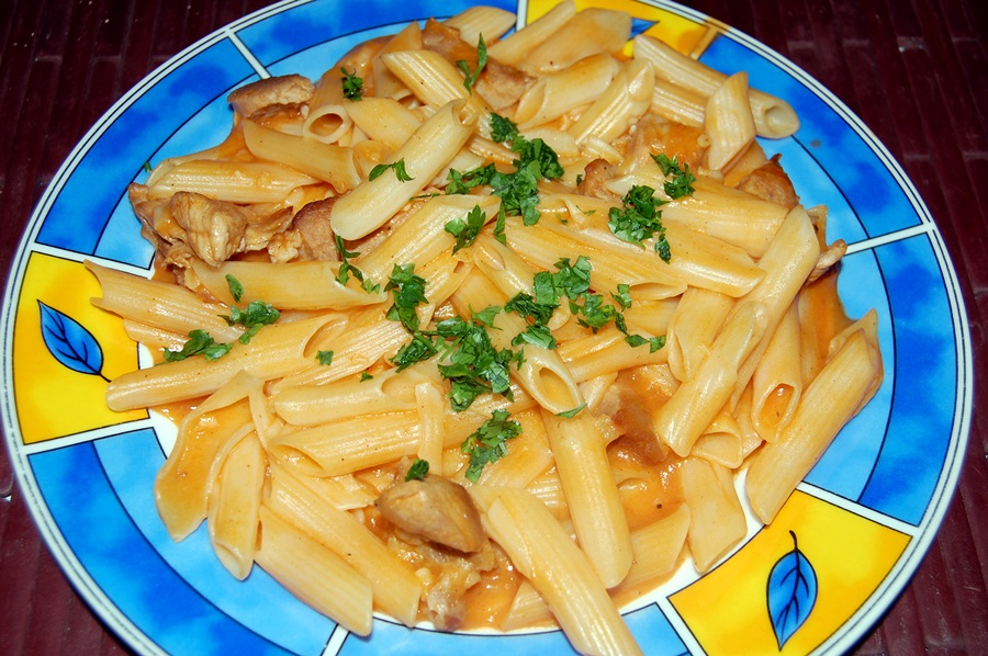 Penne cu carne si sos