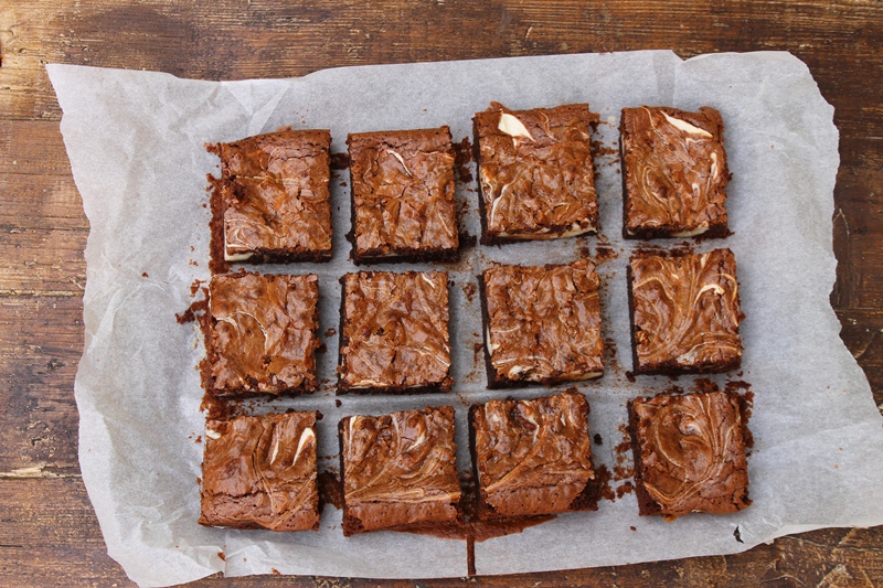 Brownies cu crema de branza