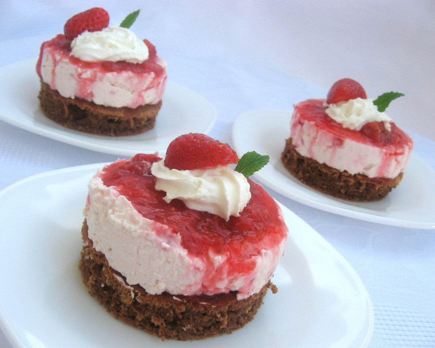 Mini cheesecake cu capsuni