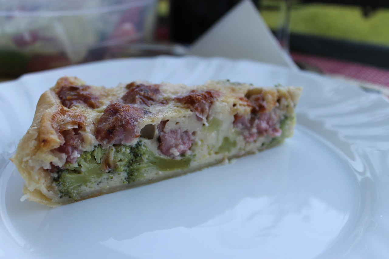 Quiche cu brocoli si carnati