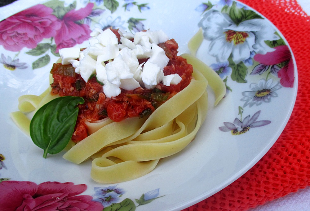 Cuib de tagliatelle cu ton si mozzarella