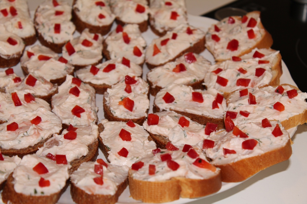 Tartine cu crema de branza si somon afumat