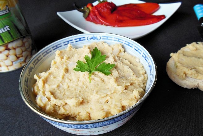 Pasta de naut cu salata de ardei kapia