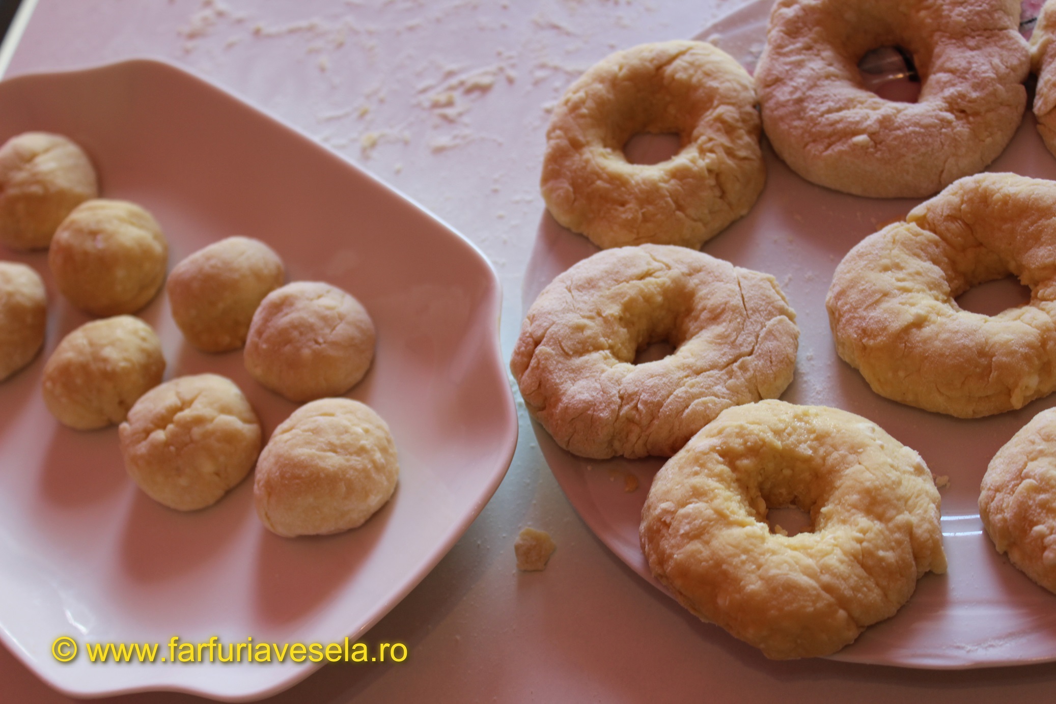 Reteta de preparare a papanasilor cu smantana si dulceata, un desert romanesc foarte popular