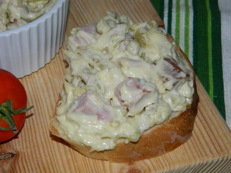 Salata de pastai cu pastrama si maioneza