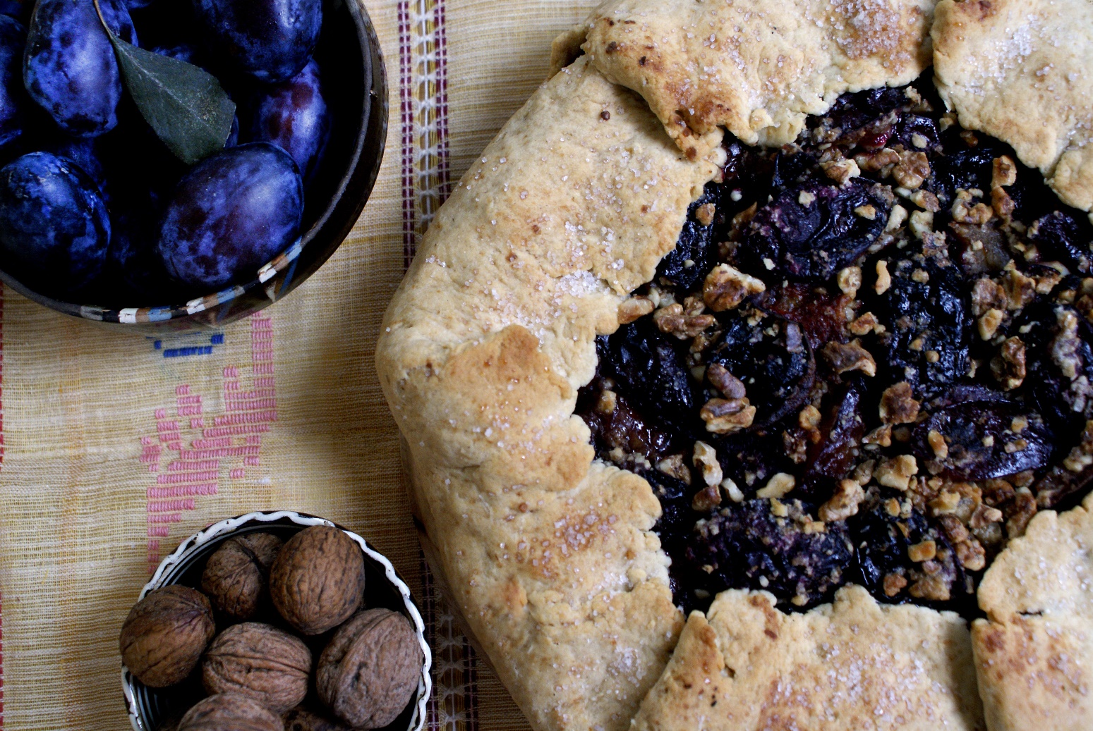 Tarta rustica cu prune si nuci