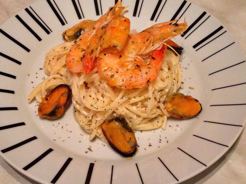 Spaghete cu smantana si cocktail de fructe de mare