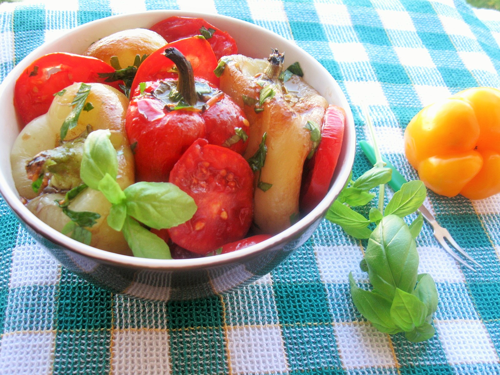 Salata de ardei copti cu rosii