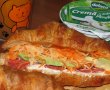 Croissant cu crema de branza, salami si salata de cruditati-0