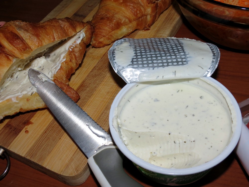 Croissant cu crema de branza, salami si salata de cruditati