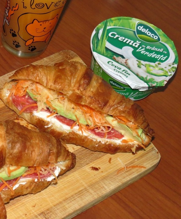 Croissant cu crema de branza, salami si salata de cruditati