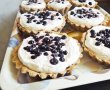 Mini tarte cu crema de branza, afine si bezea-3