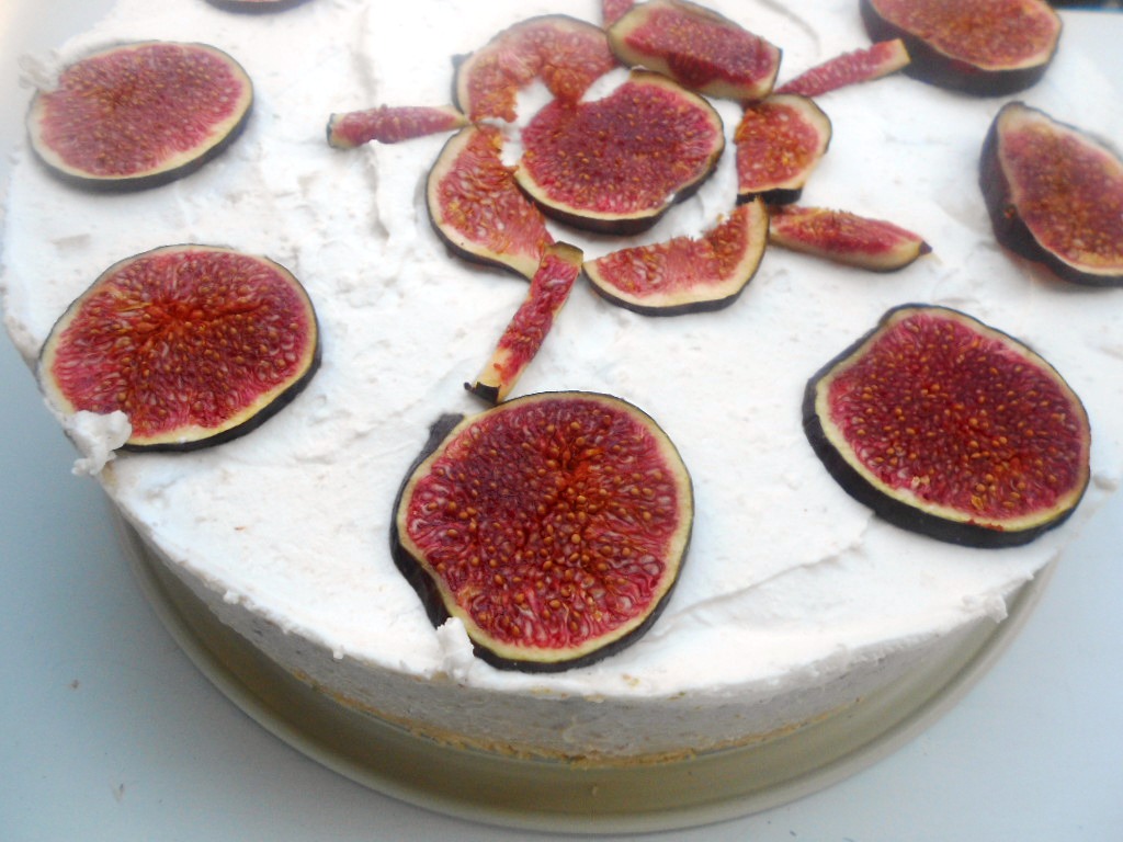 Cheesecake cu pere,smochine si cardamon