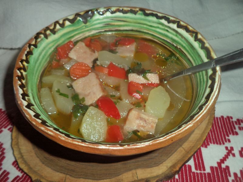 Ciorba de dovlecel cu piept de porc afumat