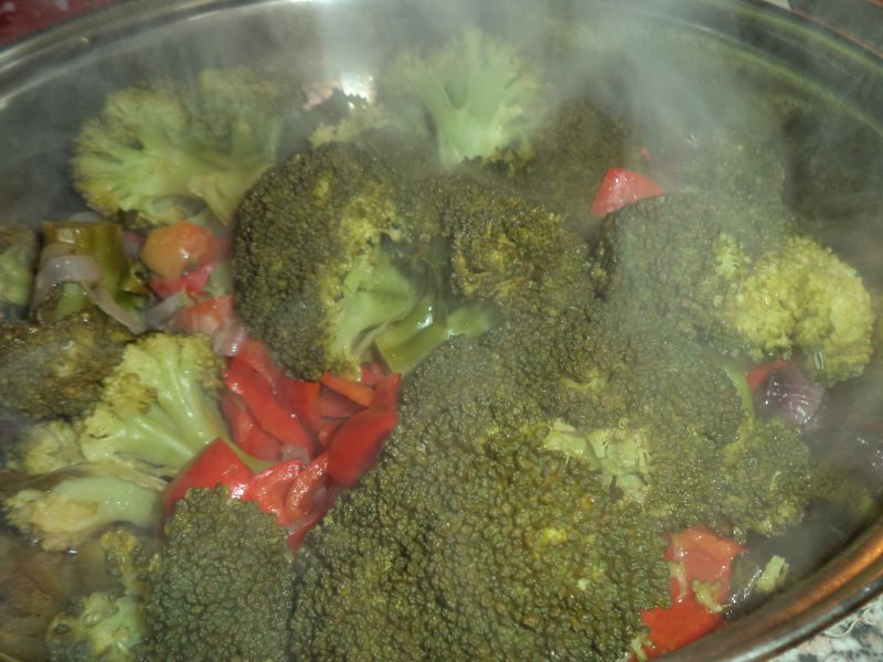 Broccoli cu ardei si ceapa rosie la tigaie