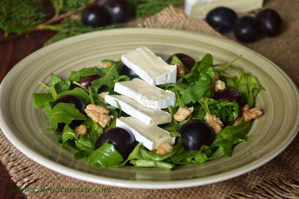 Salata cu camembert, rucola si struguri