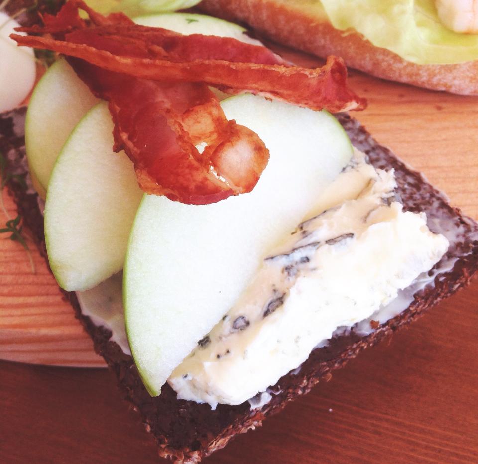 Smørrebrød  cu Danablu, Granny Smith si bacon