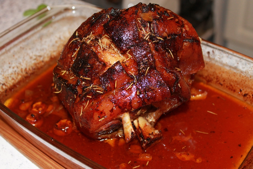 Ciolan de porc la cuptor cu ierburi aromate