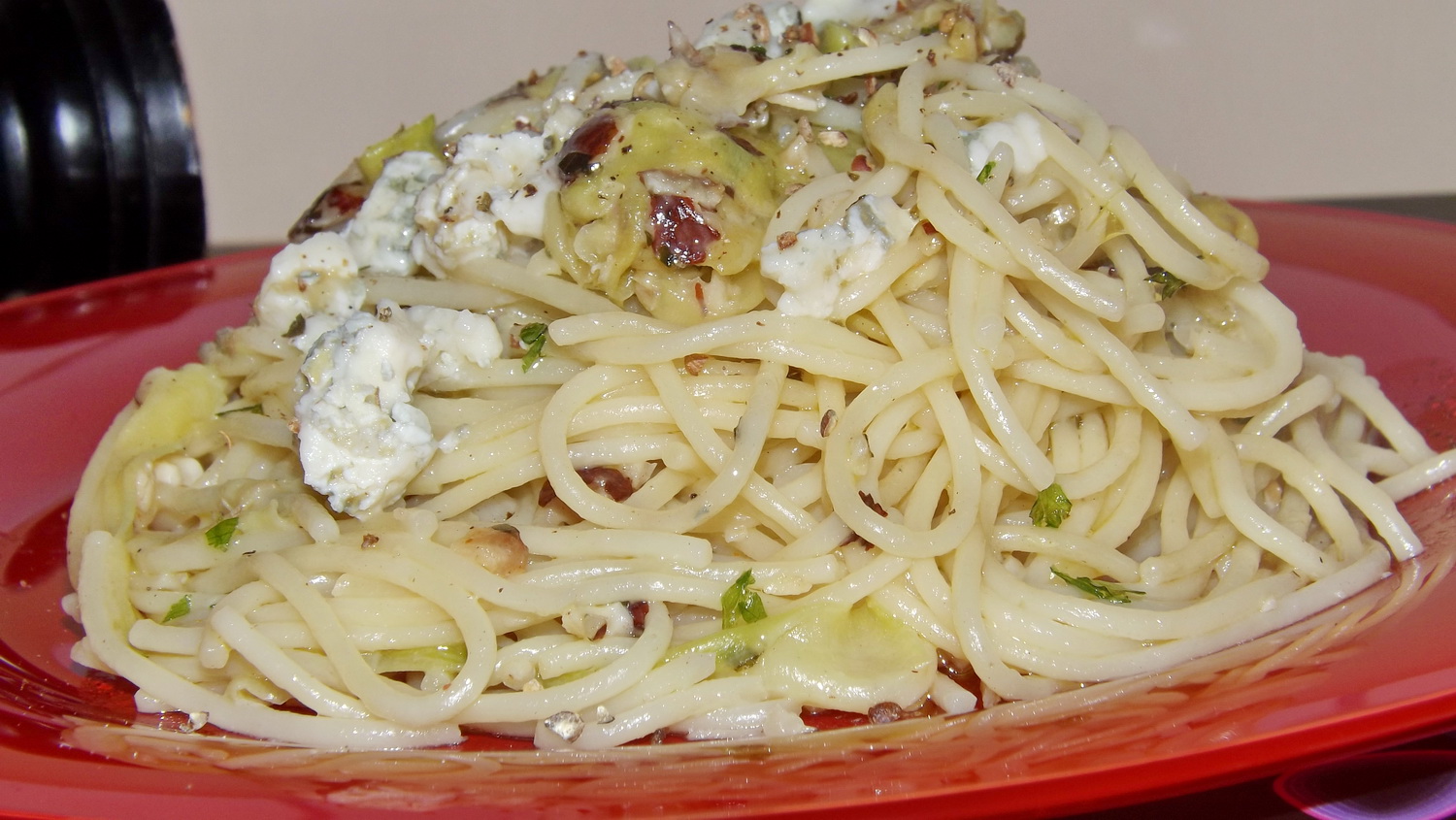 Spaghete cu zucchini, gorgonzola si nuci