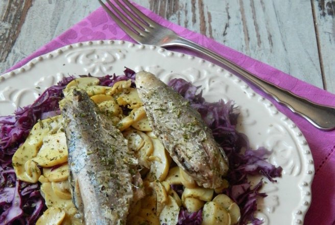 Salata de varza rosie , ciuperci si sardine