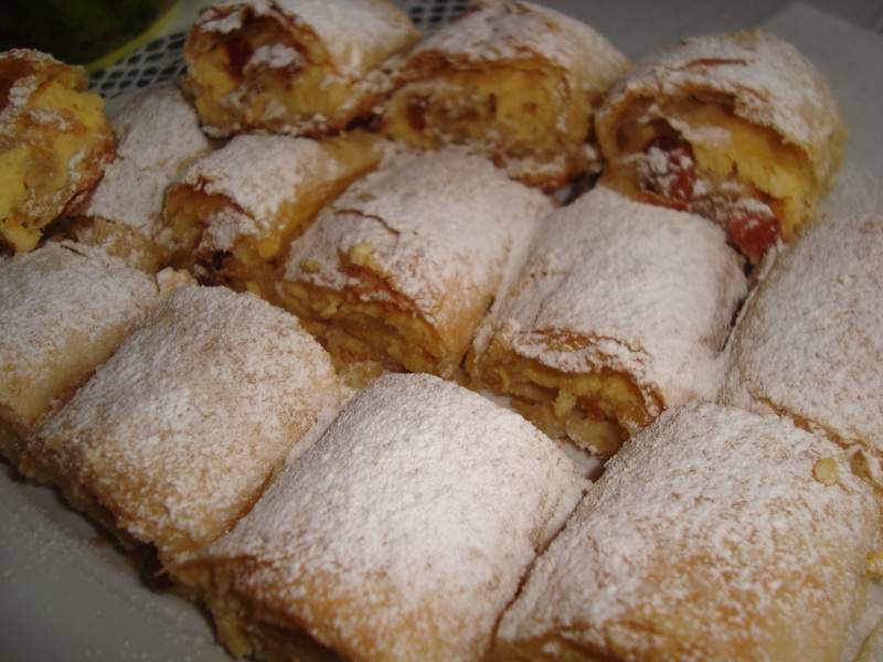 Reteta simpla si delicioasa de strudel cu branza si stafide