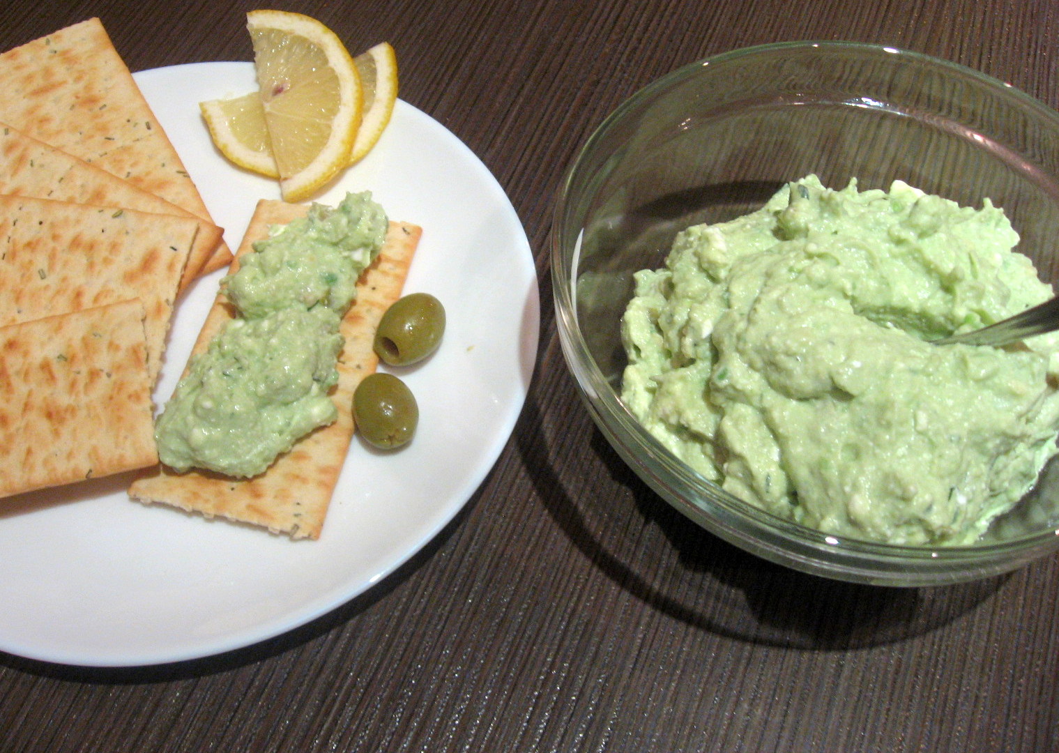 Pasta de avocado cu branza si masline