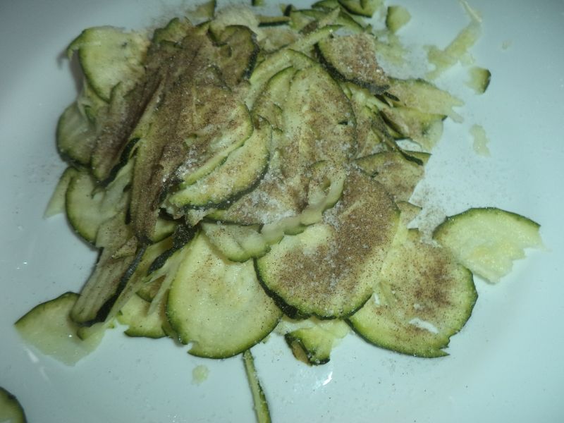 Salata de zucchini cu avocado si lamaie