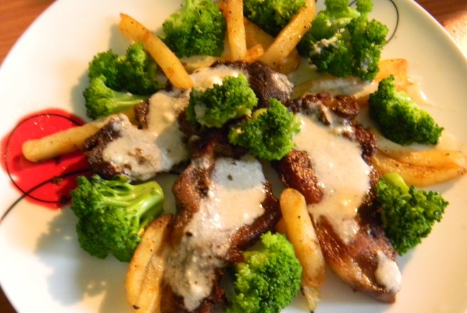 Ceafa de porc , broccoli si sos gorgonzola