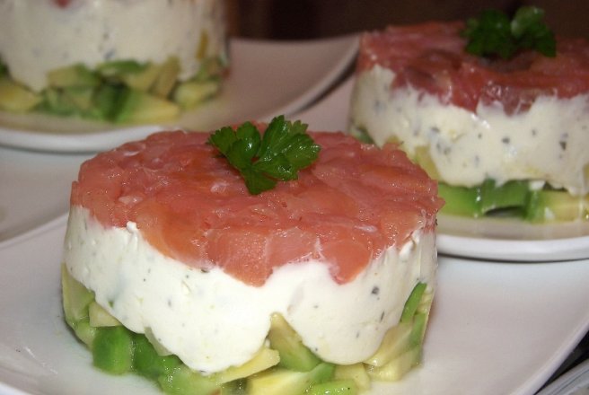 Aperitiv cu avocado, crema de branza si somon afumat