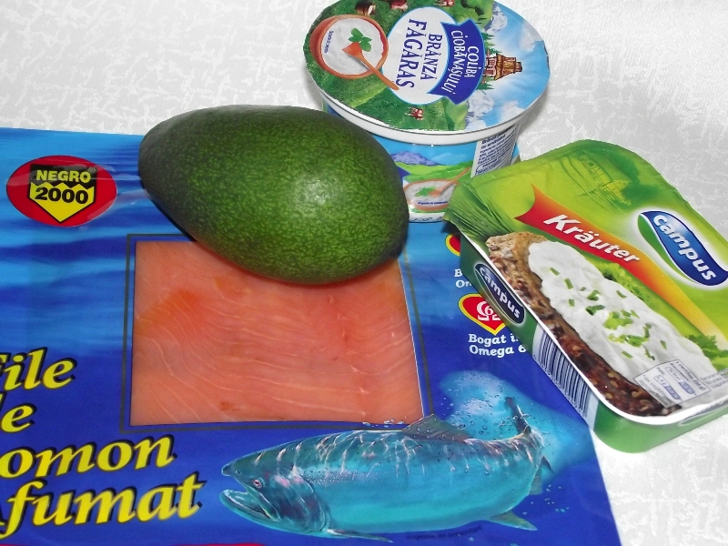 Aperitiv cu avocado, crema de branza si somon afumat