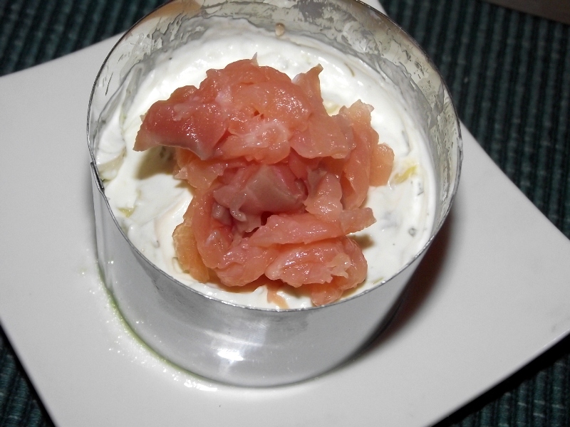 Aperitiv cu avocado, crema de branza si somon afumat