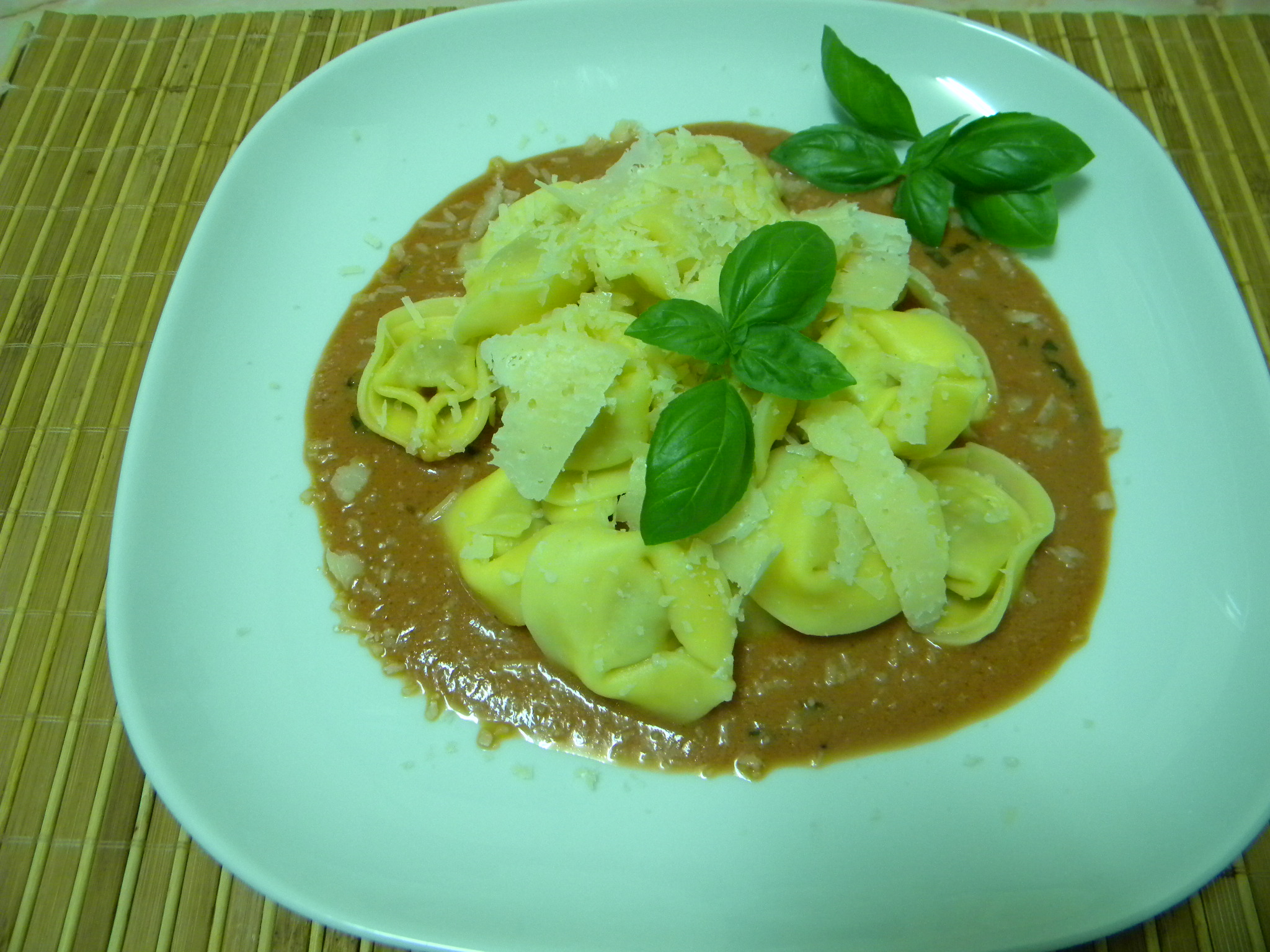 Tortelloni alla carne cu sos mamma rossa