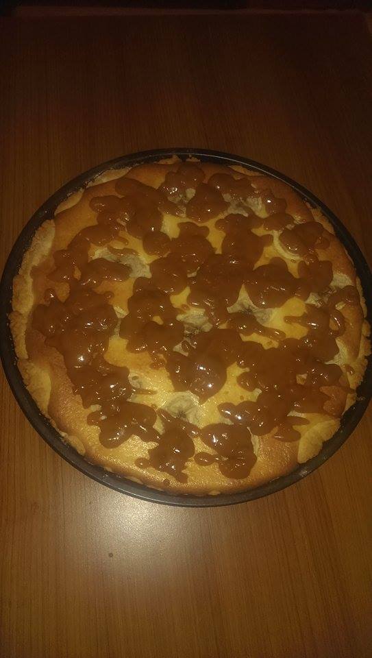 Tarta cu crema de branza si banane si topping de caramel