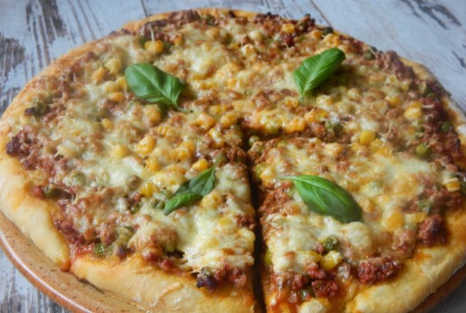 Pizza cu carne  de vita, mazare si porumb