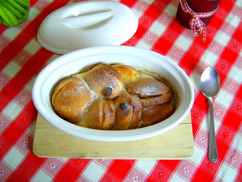 Budinca scotiana de scones cu unt si crema de oua