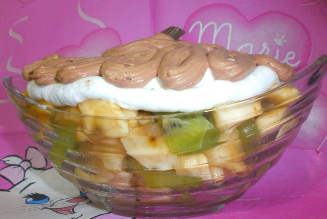 Salata cu banana, mar, kiwi si frisca